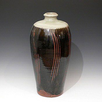 Monumental stoneware bottle with wiped decoration