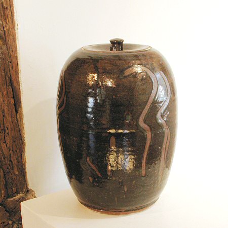 Lidded jar with finder wipe decoration