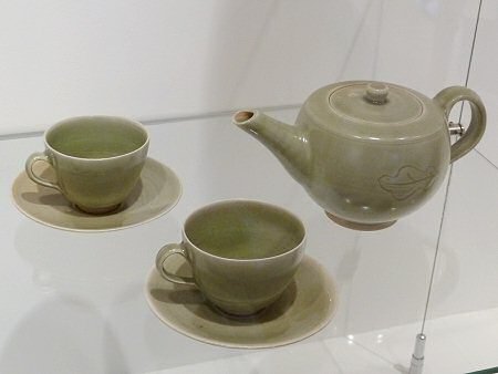 Leach Pottery teapot with cups and saucer