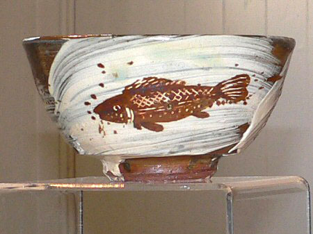 Hakeme glazed bowl with painted and engraved fish decoration
