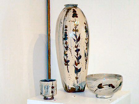 Hakeme glazed pots with painted iron decoration - yunomi, tall bottle vase and bowl