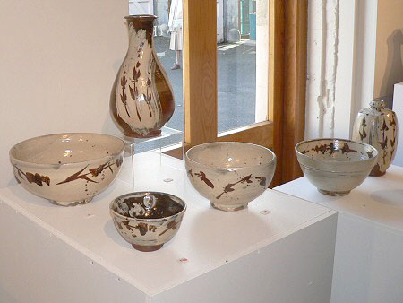 Hakeme glazed pots with painted iron decoration - Korean bottle and bowls