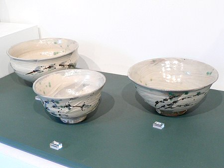 Bowls with brushed slip decoration