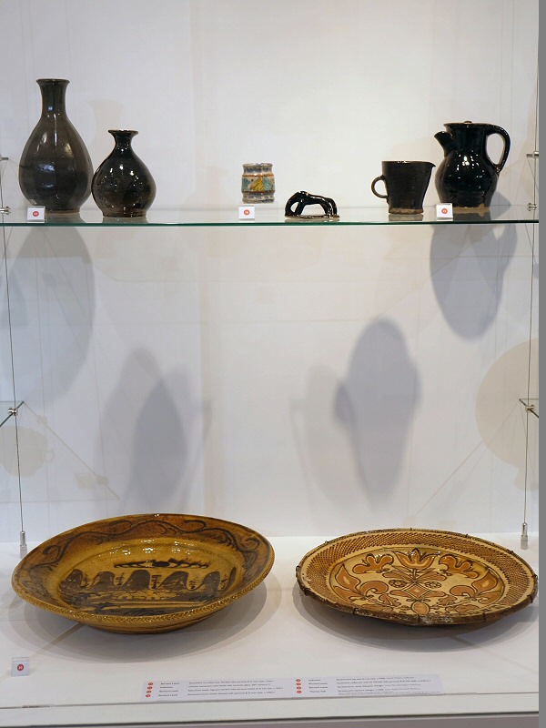 Exhibition pots