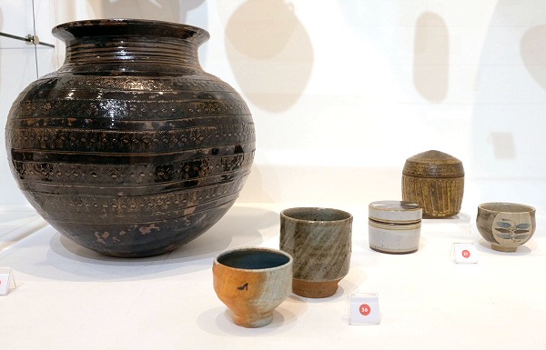 Exhibition pots