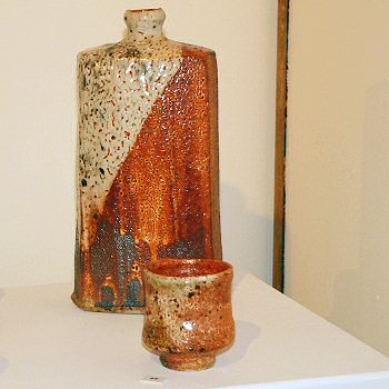 Large facetted bottle and unomi