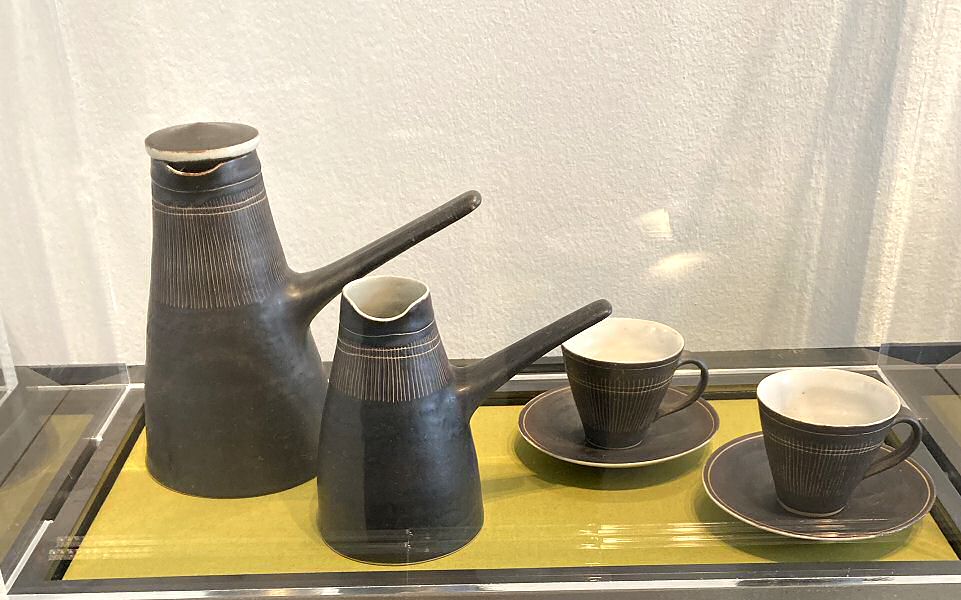 Lucie Rie - Coffee pot, milk jug and coffee cups with saucers, ca. 1960