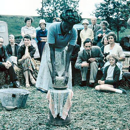 Ladi Kwali at Winchcombe, 1962