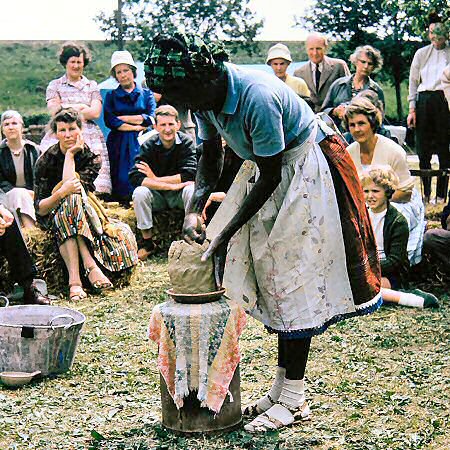 Ladi Kwali at Winchcombe, 1962