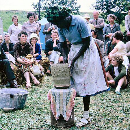 Ladi Kwali at Winchcombe, 1962