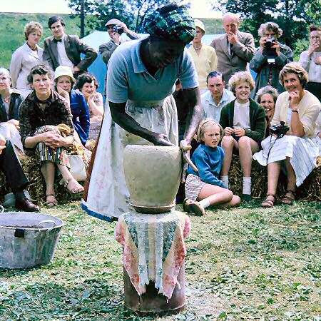 Ladi Kwali at Winchcombe, 1962
