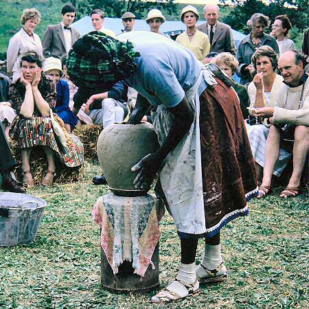 Ladi Kwali at Winchcombe, 1962