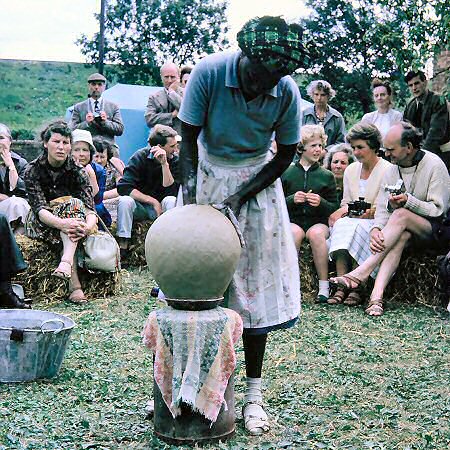 Ladi Kwali at Winchcombe, 1962