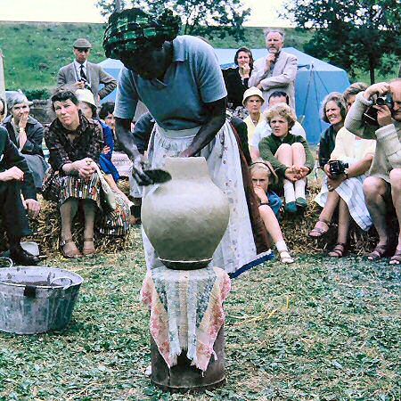 Ladi Kwali at Winchcombe, 1962
