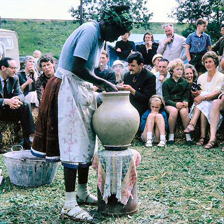 Ladi Kwali at Winchcombe, 1962