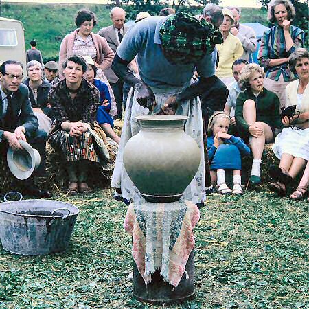 Ladi Kwali at Winchcombe, 1962
