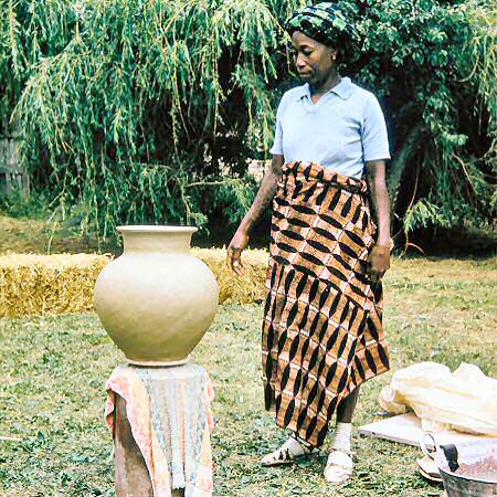 Ladi Kwali at Winchcombe, 1962