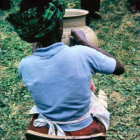 Ladi Kwali at Winchcombe, 1962