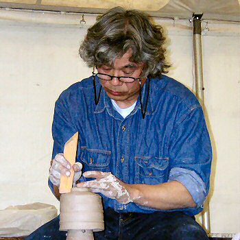 Ken Matsuzaki forming the foot ring on a yunomi