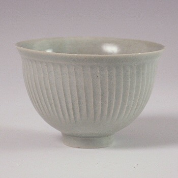 Porcelain facetted bowl