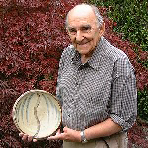 David Leach at his Lowerdown Pottery in 2002 with the willow tree plate