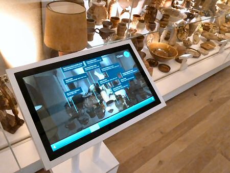 Interactive screen aid for the wall of pots