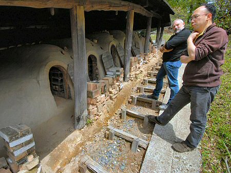 Hamada Climbing Kiln, Mashiko - Tomoo with Euan Craig (Photo: John Dermer)