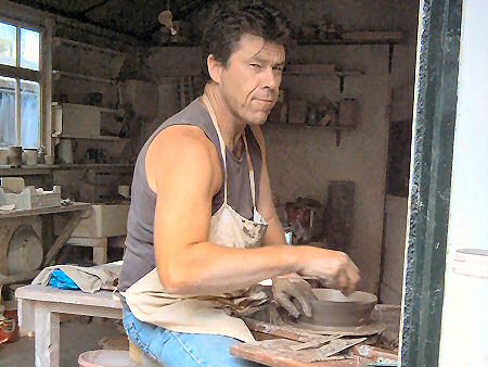 Simon Leach throwing a bowl