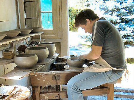 Simon Leach throwing a bowl