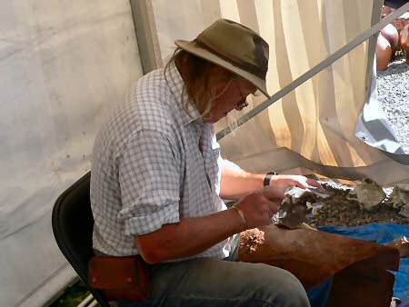 Phil Harding flint knapping